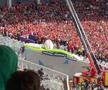 Scene uluitoare: parașutistul a rămas atârnat de acoperișul stadionului din Franța! Meciul a fost întârziat