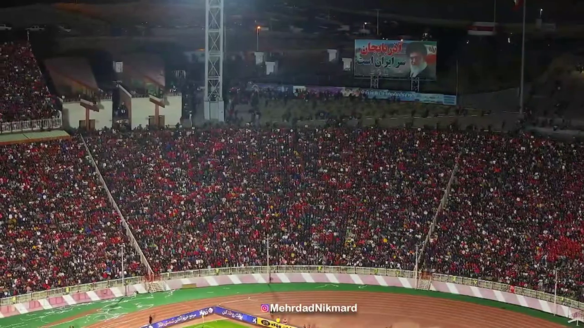 Ce nebunie! Imagini fabuloase cu peste 60.000 de oameni pe stadion în Iran
