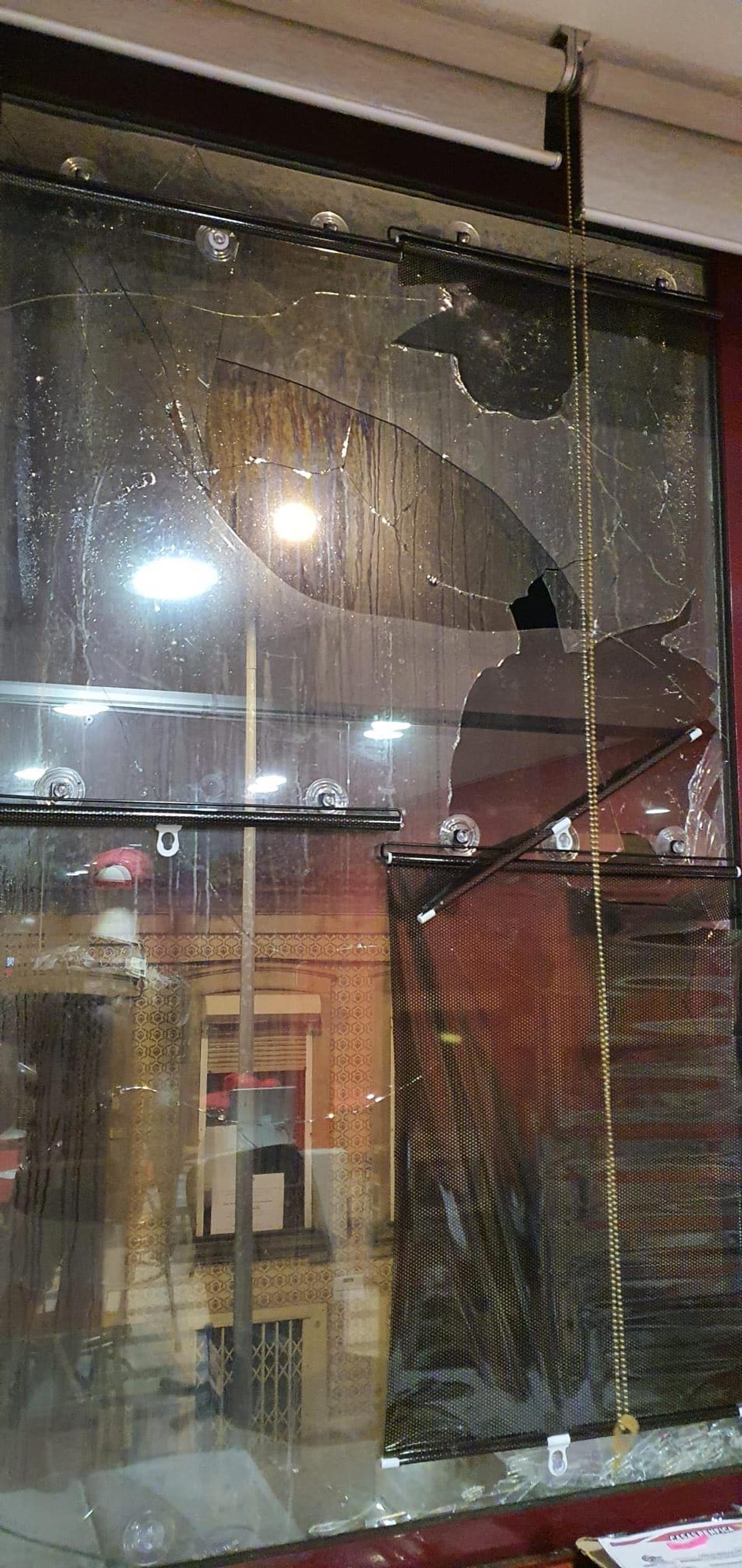 Teroare în noapte » Huliganii au luat cu asalt sediile clubului