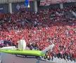 Scene uluitoare: parașutistul a rămas atârnat de acoperișul stadionului din Franța! Meciul a fost întârziat
