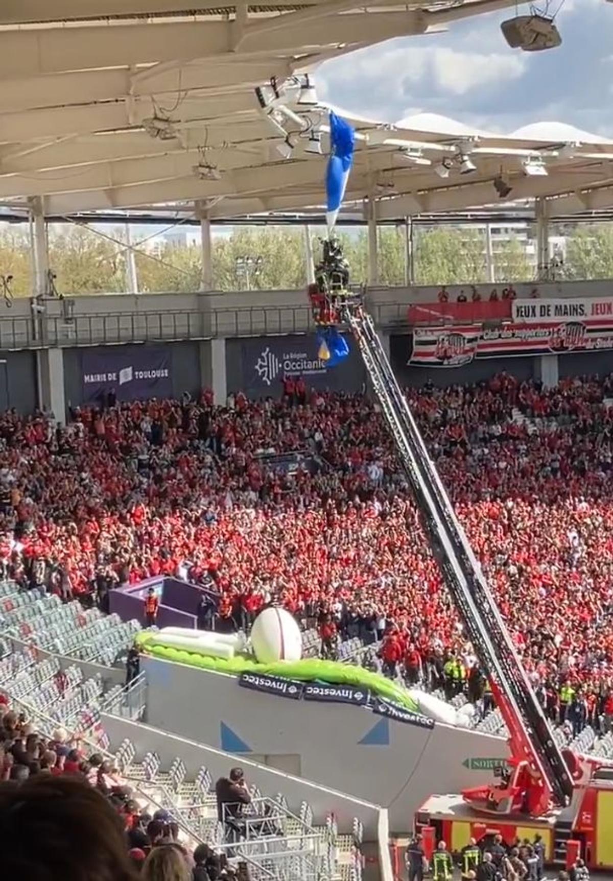 Scene uluitoare: parașutistul a rămas atârnat de acoperișul stadionului din Toulouse