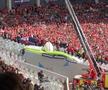 Scene uluitoare: parașutistul a rămas atârnat de acoperișul stadionului din Franța! Meciul a fost întârziat