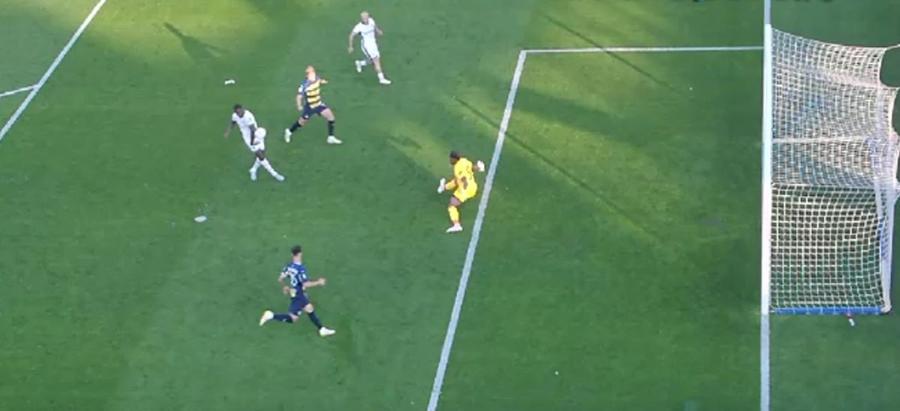 Marcus Thuram pare să atingă balonul cu mâna înainte ca aceasta să ia înălțime / Foto: captură Scandal în Italia, cu golul lui Thuram: „Henț?!” » Fanii lui Napoli au luat foc! + Verdictul lui Marius Avram pentru GSP