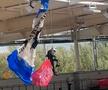 Scene uluitoare: parașutistul a rămas atârnat de acoperișul stadionului din Franța! Meciul a fost întârziat
