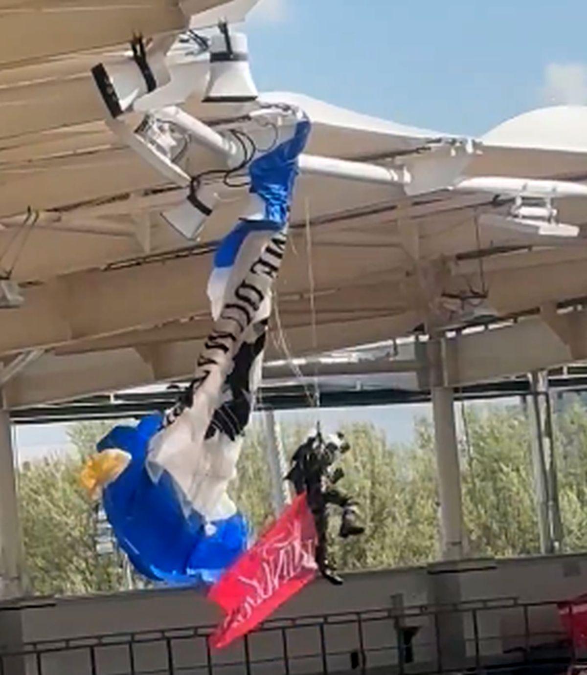 Scene uluitoare: parașutistul a rămas atârnat de acoperișul stadionului din Toulouse