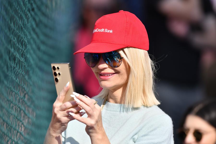 Fete frumoase în tribunele de la „Țiriac Open”. Foto: Cristi Preda (GSP) Reportaj între noroi și VIP la „Țiriac Open”: avalanșă de copii, cât costă mâncarea și materialele sportive, zonele de distracție și armata de voluntari + Ce vedete s-au perindat prin tribune