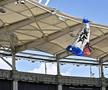 Parașutistul a rămas atârnat de acoperișul stadionului din Toulouse // foto: Imago Images