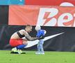 Daniel Bîrligea i-a dat tricoul unui copil, după FCSB - U Cluj, foto: Cristi Preda