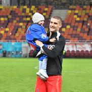 Daniel Bîrligea i-a dat tricoul unui copil, după FCSB - U Cluj, foto: Cristi Preda