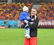 Daniel Bîrligea i-a dat tricoul unui copil, după FCSB - U Cluj, foto: Cristi Preda