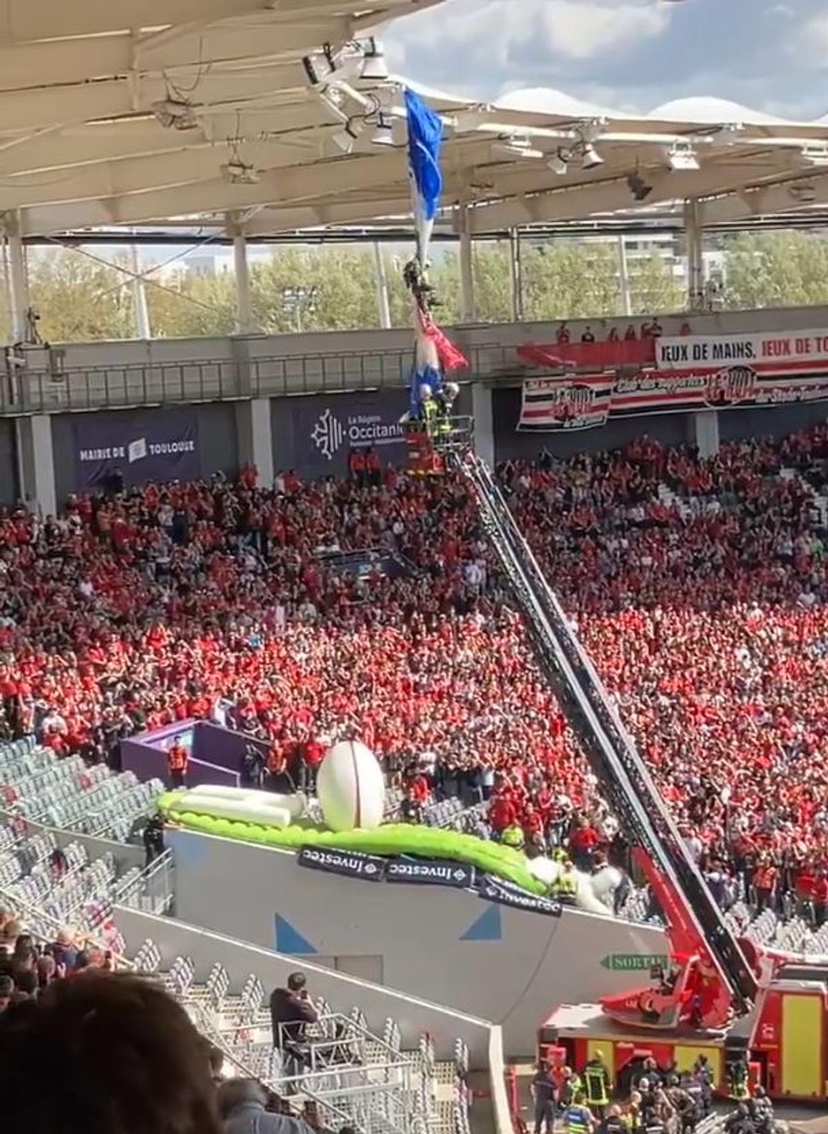 Scene uluitoare: parașutistul a rămas atârnat de acoperișul stadionului din Toulouse