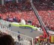 Scene uluitoare: parașutistul a rămas atârnat de acoperișul stadionului din Franța! Meciul a fost întârziat