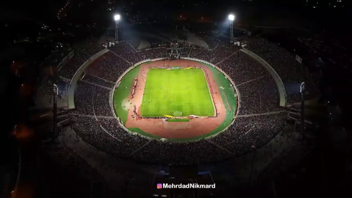 Ce nebunie! Imagini fabuloase cu peste 60.000 de oameni pe stadion în Iran