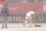 Imaginile lunii în Superliga » Jucătorul i-a luat lopata din mână și a început să sprinteze
