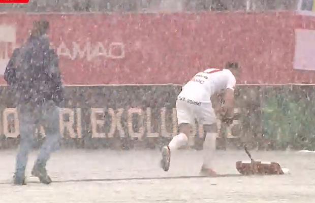 Imaginile lunii în Superliga » Jucătorul i-a luat lopata din mână și a început să sprinteze