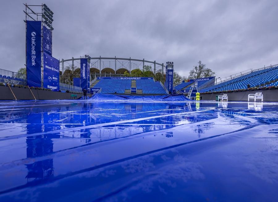 Terenul Central este acoperit cu o prelată pentru a proteja zgura FOTO Țirac Open Flavio Cobolli este noul campion de la Țiriac Open » Primul italian care se impune la București a cucerit întâiul titlu ATP al carierei