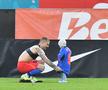 Daniel Bîrligea i-a dat tricoul unui copil, după FCSB - U Cluj, foto: Cristi Preda