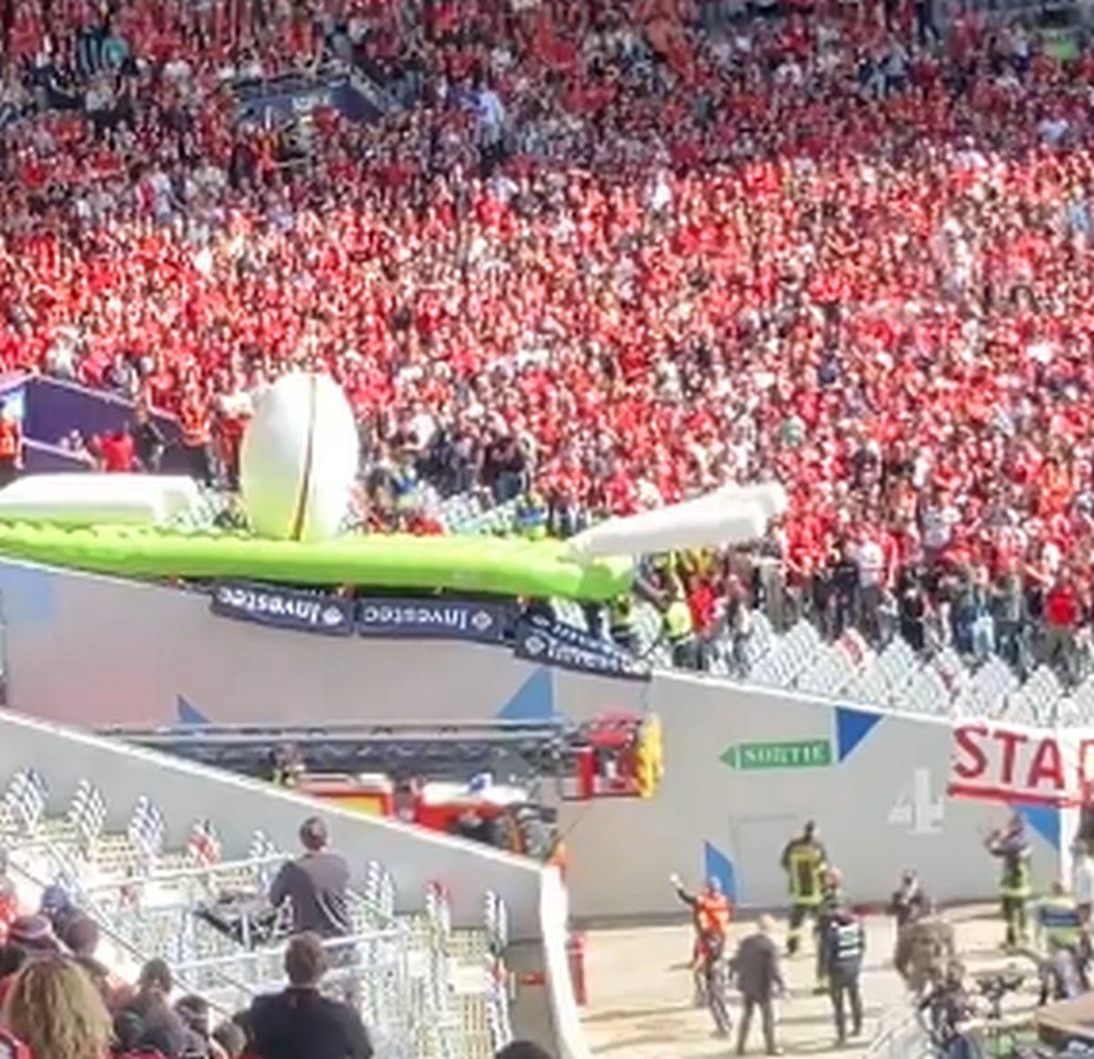 Scene uluitoare: parașutistul a rămas atârnat de acoperișul stadionului din Franța! Meciul a fost întârziat