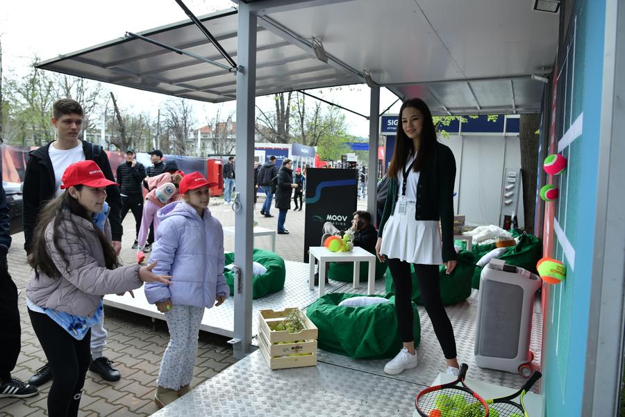 Competiție de X și 0 în versiune adaptată la tenis. Foto: Cristi Preda (GSP) Reportaj între noroi și VIP la „Țiriac Open”: avalanșă de copii, cât costă mâncarea și materialele sportive, zonele de distracție și armata de voluntari + Ce vedete s-au perindat prin tribune