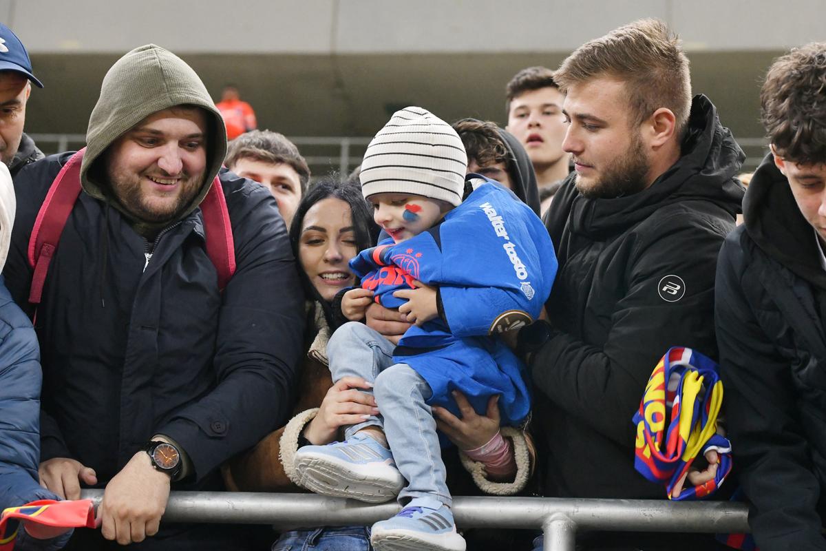 Daniel Bîrligea i-a dat tricoul unui copil, după FCSB - U Cluj, foto: Cristi Preda