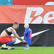 Daniel Bîrligea i-a dat tricoul unui copil, după FCSB - U Cluj, foto: Cristi Preda