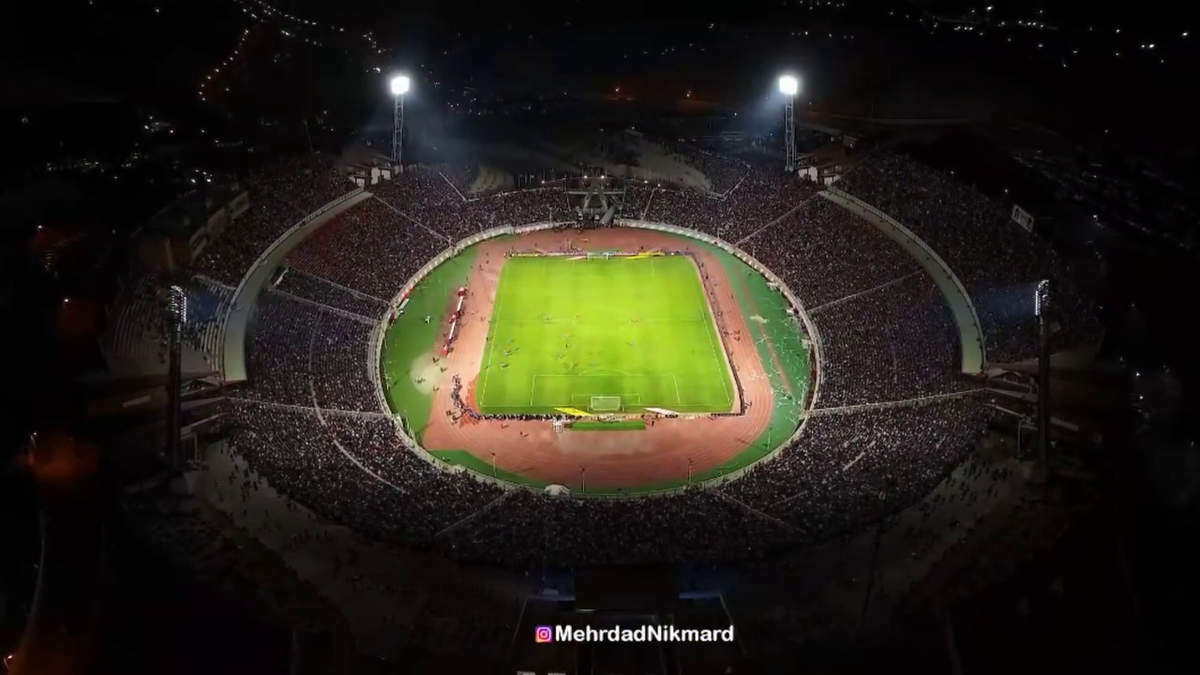 Ce nebunie! Imagini fabuloase cu peste 60.000 de oameni pe stadion în Iran