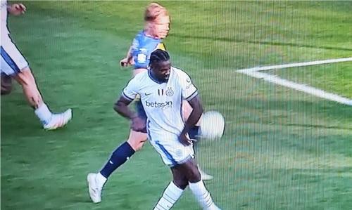 Lovește Marcus Thuram balonul cu mâna? / Foto: captură