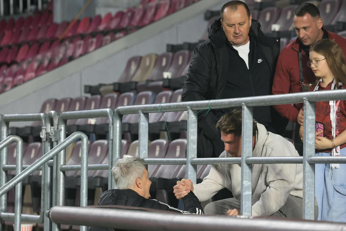 Cine este fotbalistul pe care Bergodi l-a îmbrățișat în tribuna Giuleștiului, imediat după ce a învins-o pe Rapid