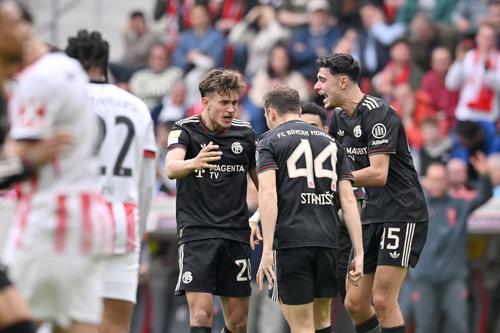 Josip Stanisic se bucură împreună cu Tom Bischof și Aleksandar Pavlovic după marcarea unui gol / Foto: Imago