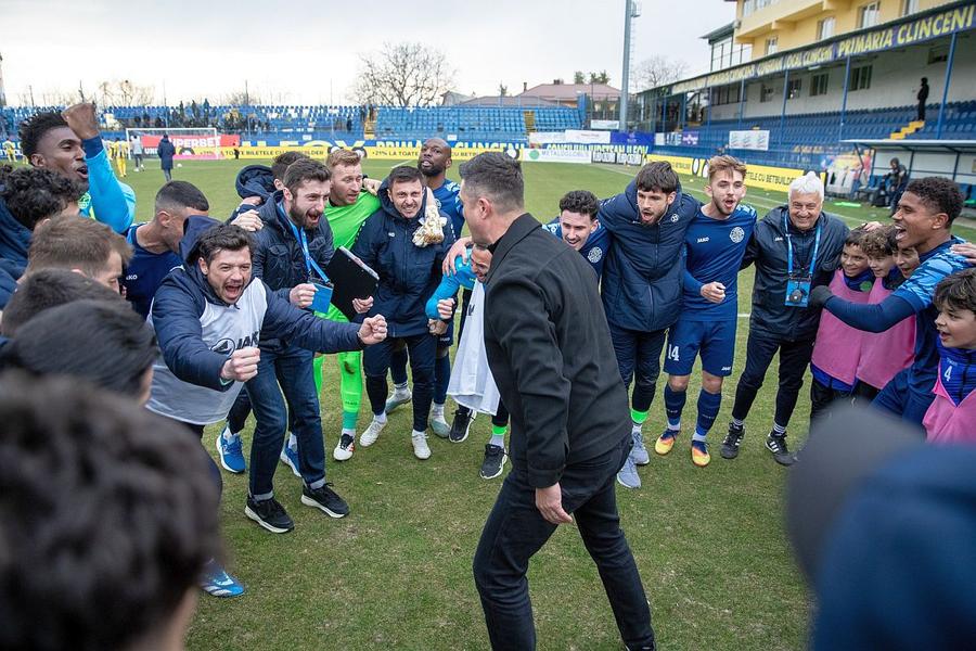 Antrenor principal la Metaloglobus este acum Florin Bratu // foto: Facebook @ Metaloglobus București Echipa care a promovat fără să vrea în Superligă: „Nu au niciun suporter, vin doar familiile!”