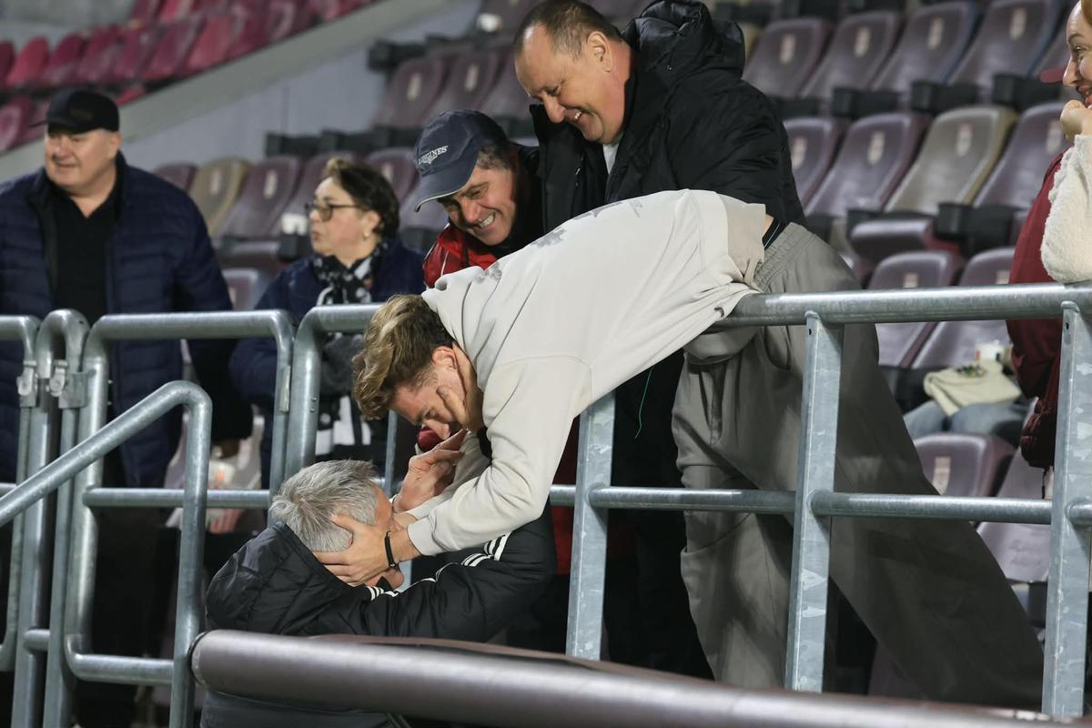 Cine este fotbalistul pe care Bergodi l-a îmbrățișat în tribuna Giuleștiului, imediat după ce a învins-o pe Rapid
