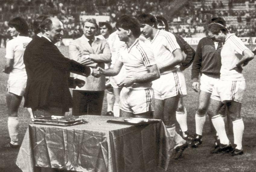 Anghel Iordănescu, în momentul premierii la Sevilla // sursă foto: Arhiva GSP