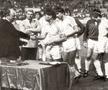 Anghel Iordănescu, în momentul premierii la Sevilla // sursă foto: Arhiva GSP