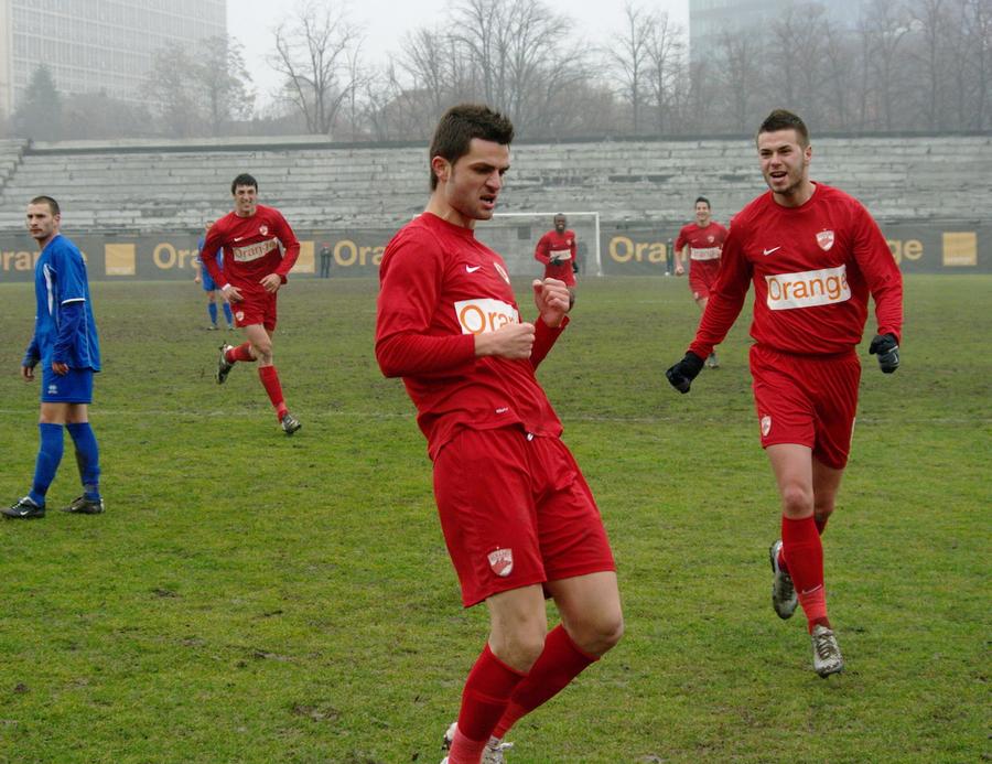 Daminuță se bucură alături de Bratu, într-un meci pentru Dinamo II De ce și-a ratat Daminuță cariera » Interviu șocant: „Am avut prime de instalare de milioane, dar eu nu am văzut niciun euro” + avertisment pentru jucători: „Nu vă luați impresari manglitori!”