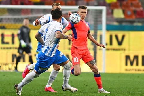 Liderul FCSB-ului, Florin Tănase, marcat la sânge de apărătorii olteni // FOTO: Raed Krishan