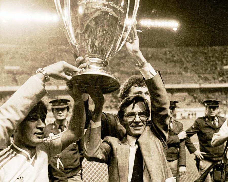 Puiu, alături de Vardinoianis, milionarul grec fan Steaua Steaua a avut la Sevilla un mijlocaș cu cifre demne de un „Balon de Aur”: 25 din 26 de pase precise, 6 din 7 driblinguri reușite contra Barcelonei!