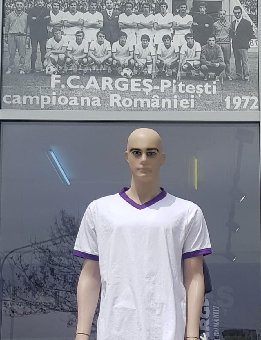 Echipamentul retro al piteștenilor / Sursă foto: Facebook@ FC Argeș FC Argeș își schimbă echipamentul pentru meciul cu CFR Cluj » Surpriza pregătită fanilor, într-o zi istorică