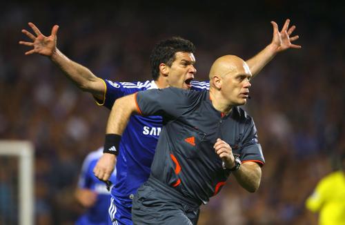 Tom Henning Ovrebo, urmărit de Michael Ballack după ce i-a refuzat lui Chelsea un penalty în minutul 95
Foto: Imago