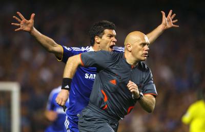 13 ani de la Chelsea - Barcelona 1-1, considerat de mulți „cel mai mare furt din istorie” » Henning Obrevo, arbitrul partidei, își recunoaște greșelile: „Ar fi trebuit să se acorde un penalty”