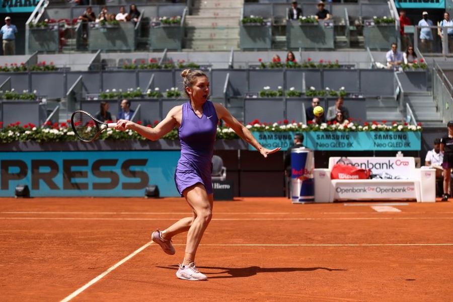 Simona Halep lovind agresiv din interiorul terenului Foto Imago Images Ce poate schimba Simona Halep la 30 de ani? Detaliile remarcate de Luminița Paul la noua colaborare, cu Patrick Mouratoglou