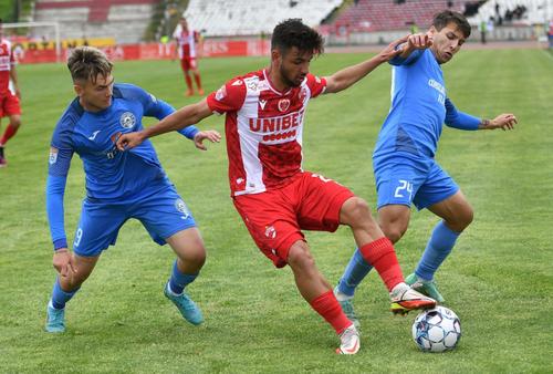 Academica Clinceni a ajuns la 54 de jucători folosiți pe parcursul acestui sezon, record absolut în istoria Ligii 1. Dinamo deținea recordul până acum, cu 53 de jucători diferiți aruncați în luptă pe parcursul actualei stagiuni.