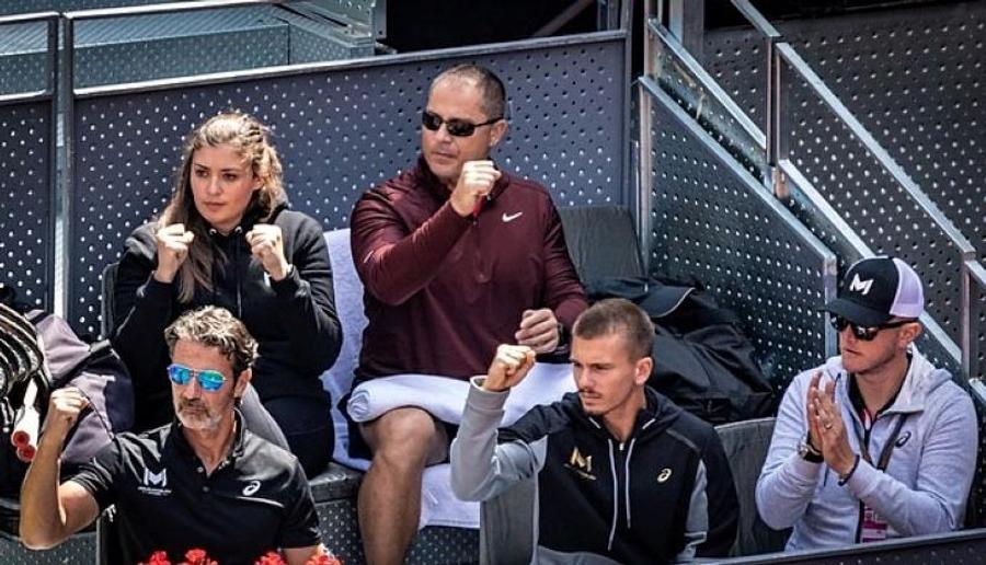 Loja Simonei la Madrid, cu fizioterapeutul Candice Gohier, preparatorul fizic Teo Cercel, antrenorul Patrick Mouratoglou și hitting partner-ul Arnaud Restifo Foto Instagram Simona Halep Ce poate schimba Simona Halep la 30 de ani? Detaliile remarcate de Luminița Paul la noua colaborare, cu Patrick Mouratoglou