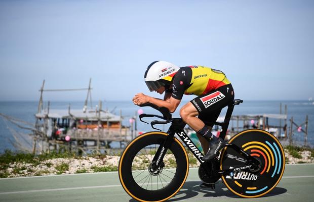 Evenepoel a dat lovitura în prima etapă a Turului Italiei