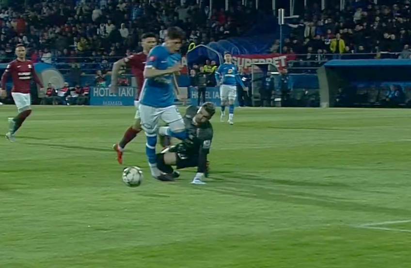 Farul - Rapid » Meciul de la Ovidiu a debutat cu un penalty acordat în secunda 27 de „centralul” Cătălin Popa și transformat de Denis Alibec.
