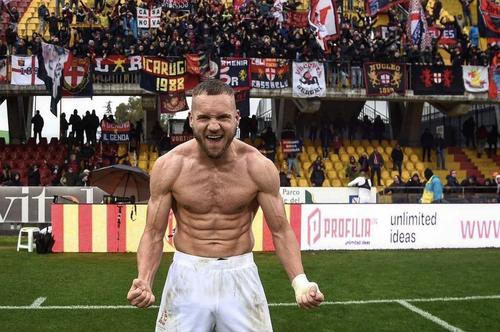 Atacantul George Pușcaș (27 de ani) va fi transferat definitiv de Genoa, după ce formația din Genova și-a asigurat, din punct de vedere matematic, promovarea în Serie A. 
Foto: Twitter (RFCLatest)