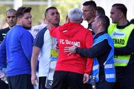 Scandal în toată regula la meciul lui Dinamo: „secundul” lui Burcă, gest huliganic + fanii dinamoviști au aruncat cu mai multe obiecte în oaspeți