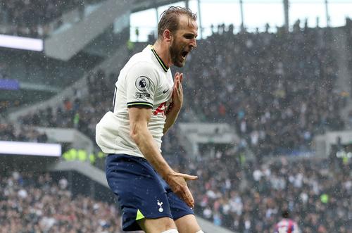 Harry Kane (29 de ani), atacantul celor de la Tottenham Hotspur, a scris istorie, în urma golului marcat, sâmbătă după amiază, în poarta lui Crystal Palace, într-o partidă din runda cu numărul 35 din Premier League. 
Foto: Imago