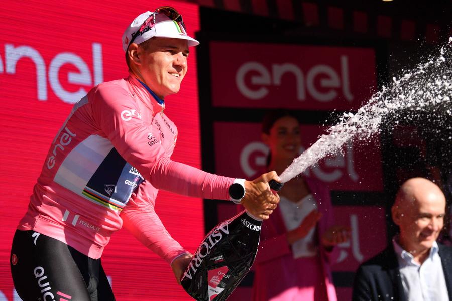 Remco Evenepoel pe podium FOTO Imago Images Evenepoel a dat lovitura în prima etapă a Turului Italiei