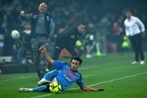 Suporterii lui Napoli au scos la vânzare brazde de gazon de pe stadionul din Udine, la 700 de euro bucata! (foto: Guliver/Getty Images)