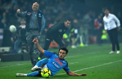 Suporterii lui Napoli au scos la vânzare brazde de gazon de pe stadionul din Udine, la 700 de euro bucata!